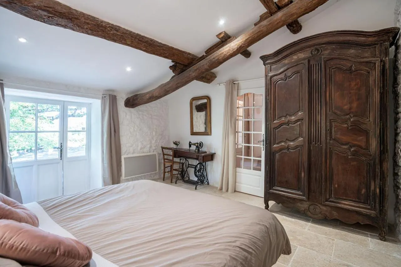مبيت وإفطار أبْتْ Domaine De La Santonne 2*,  فرنسا